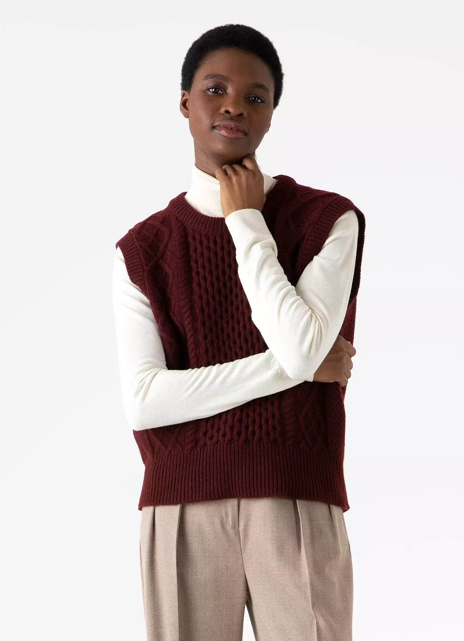 Women's Lambswool Cable Knit Vest in Maroon